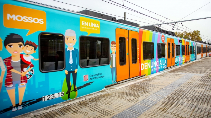 Un tren de Ferrocarril de la Generalitat decorado con los motivos de la campaña contra la LGTBfobia en su exterior. - ACN