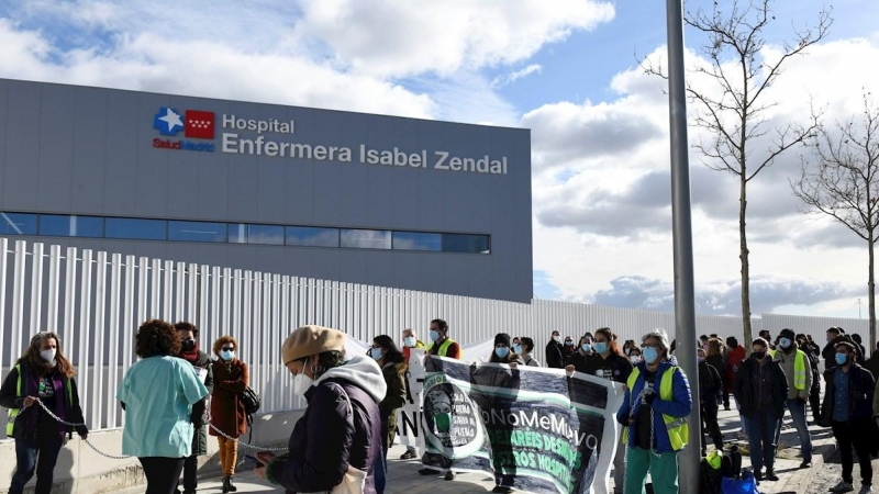 Vista de la concentración en el Hospital de Emergencias Isabel Zendal este domingo convocada por convocada por la plataforma Sanitarios Necesarios Madrid (Sanitarixs Necesarixs) para exigir el freno al desmantelamiento de plantilla y recursos de los hospi