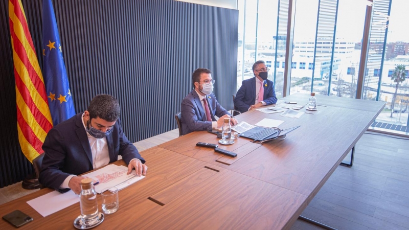 El vicepresident del Govern, Pere Aragonès, el conseller d'Empresa, Ramon Tremosa i el de Treball, Chakir El Homrai, durant la reuió del Consell de Diàleg.