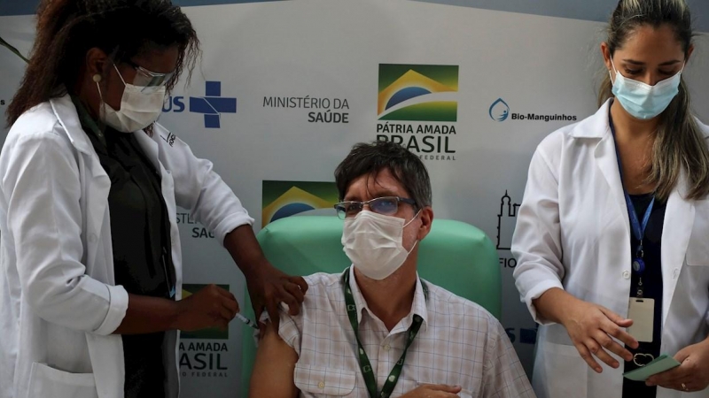 El infectólogo Estevao Portela recibe la vacuna de la Universidad de Oxford y AstraZeneca contra la covid-19 en Brasil.