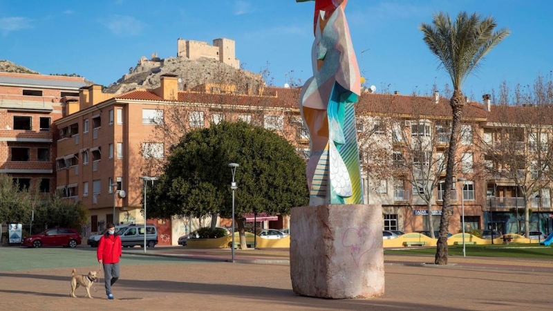 Un hombre con mascarilla pasea con el perro en un parque de Mula, (Murcia).