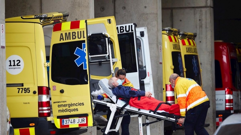 Dos técnicos de emergencias trasladan a un paciente en la zona de urgencias del Hospital Universitario de Bellvitge este lunes.