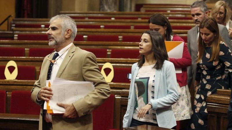 El candidato de Cs a presidir la Generalitat, Carlos Carrizosa, junto a la presidenta de la formación,  Inés Arrimadas (2i), en el Parlament de Cataluna.