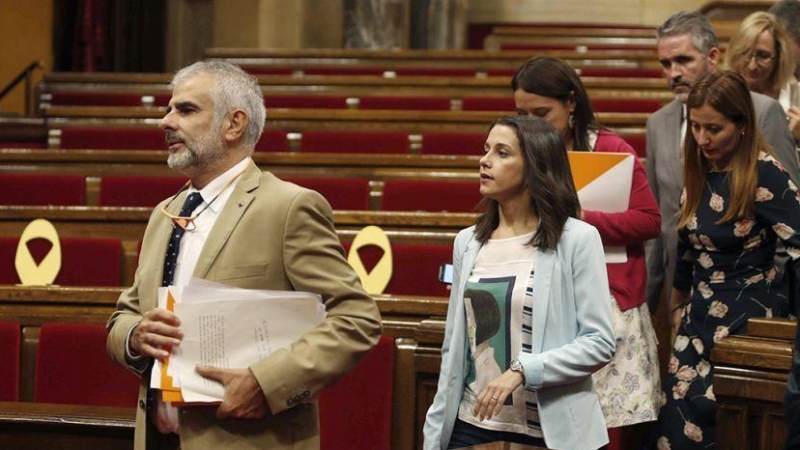 El candidato de Cs a presidir la Generalitat, Carlos Carrizosa, junto a la presidenta de la formación,  Inés Arrimadas (2i), en el Parlament de Cataluna.