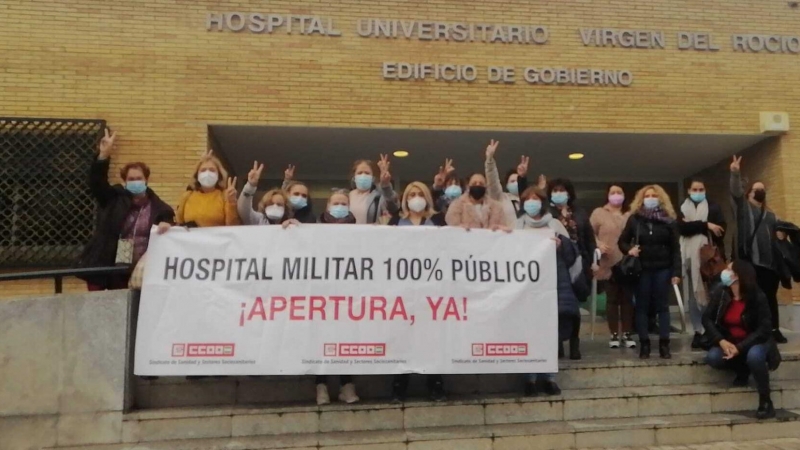 Protesta de trabajadoras a las puertas del Hospital Virgen del Rocío para reclamar que el servicio de limpieza sea público.