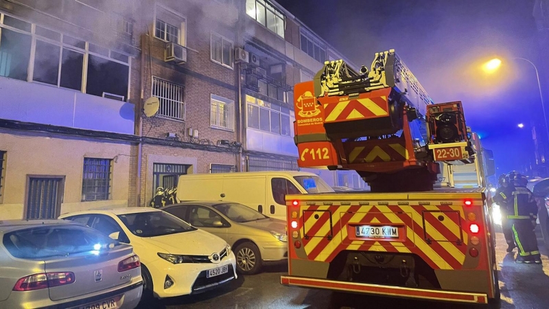 Los bomberos durante las labores de extinción del incendio del edificio de la calle Hernán Cortés de Alcalá de Henares.