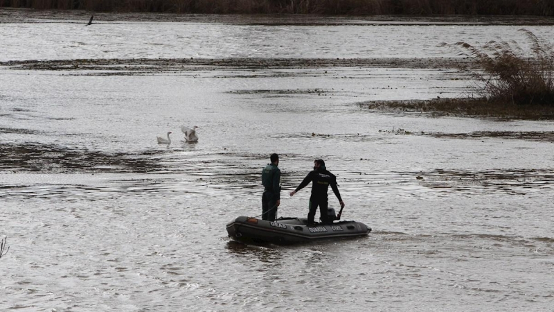 Efectivos de los GEAS de la Guardia Civil este lunes en el río Guadiana.