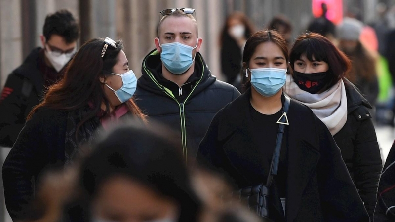 Ciudadanos caminando con mascarilla por las calles del centro de Milán (Italia).