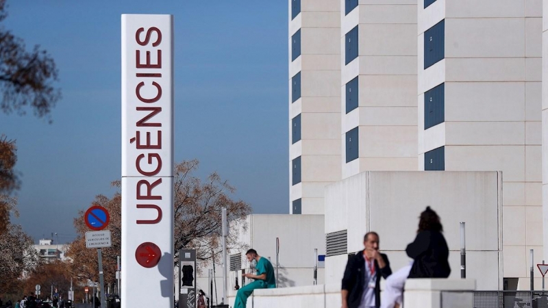 Personal sanitario del hospital La Fe de Valencia descansa a las puertas de urgencias del centro hospitalario.