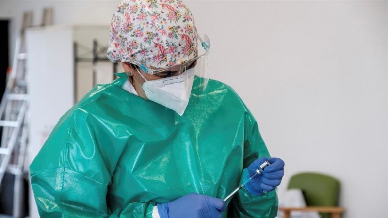 Una trabajadora prepara en la residencia Sa Serra, de Sant Antoni de Portymany, la segunda dosis de la vacuna contra la covid-19.