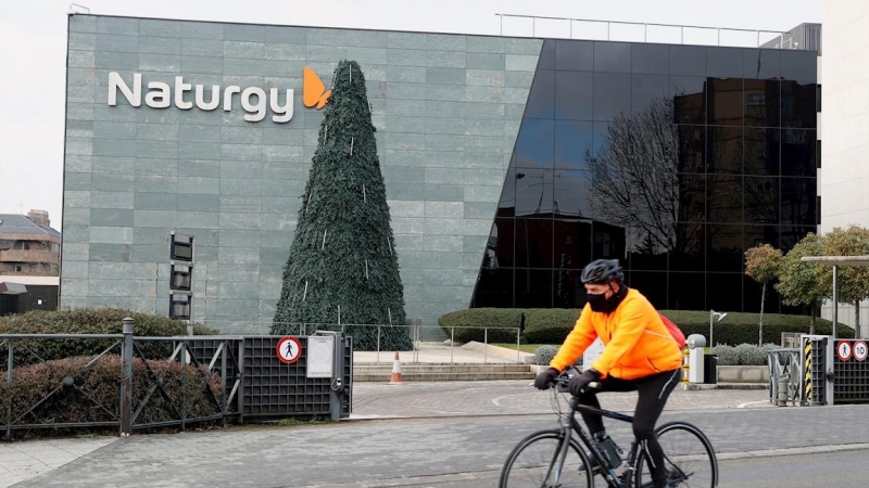 Un ciclista pasa ante la sede de la compañía energética Naturgy en Madrid. EFE/J.J. Guillén