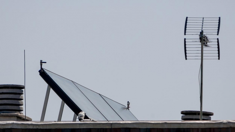Panel solar y antena en el tejado de un edificio de Madrid. E.P./Ricardo Rubio