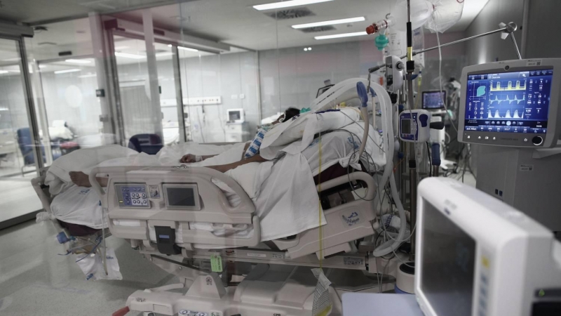 Un enfermo en una cama de la UCI del Hospital de Emergencias Isabel Zendal, Madrid (España).