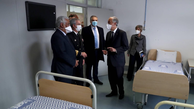 El presidente portugués, Marcelo Rebelo de Sousa, y el primer ministro, Antonio Costa, en la visita a un hospital.