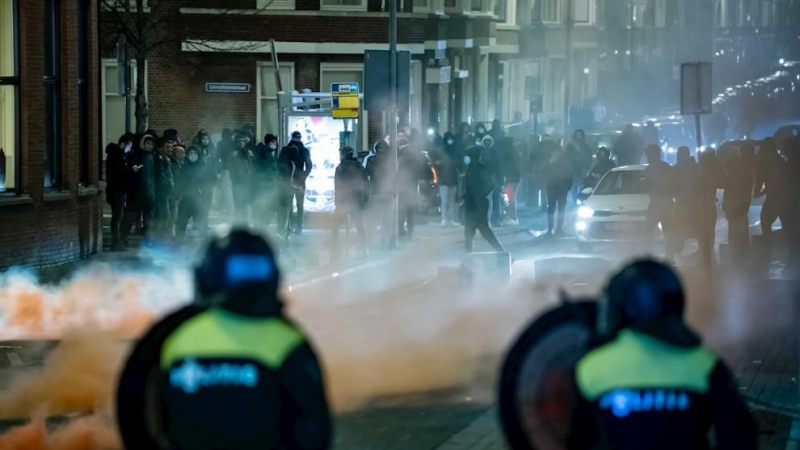 La policía de Rotterdam se enfrenta a los disturbios extendidos por la ciudad.