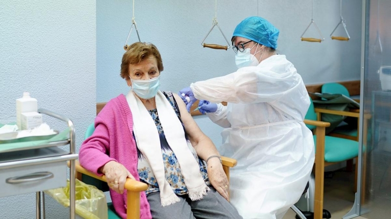 Una mujer mayor recibe la segunda dosis de la vacuna contra la covid-19 en la Residencia de Mayores de Vallecas, en Madrid.
