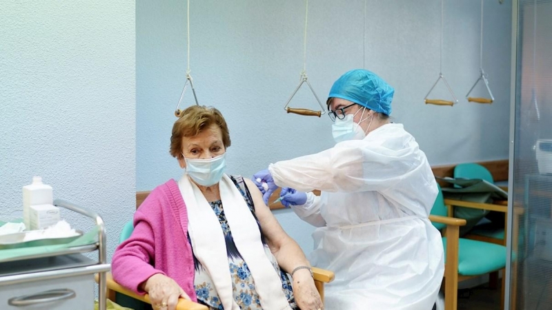 Una mujer mayor recibe la segunda dosis de la vacuna contra la covid-19 en la Residencia de Mayores de Vallecas, en Madrid.