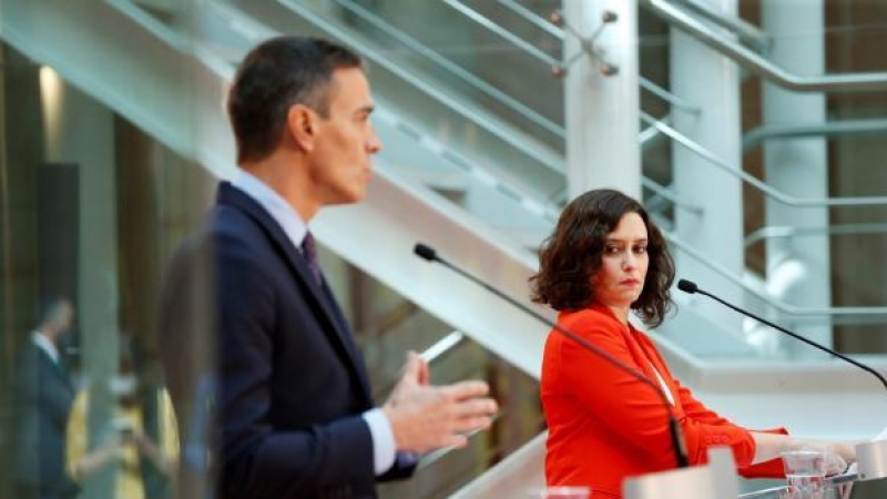 La presidenta de la Comunidad de Madrid, Isabel Díaz Ayuso, en rueda de prensa junto al líder del Ejecutivo, Pedro Sánchez.