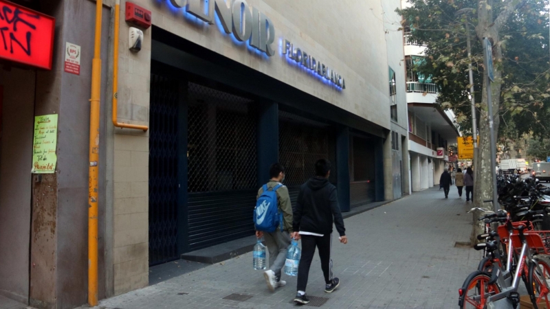 L'exterior del cinemes Renoir Floridablanca amb la persiana abaixada.