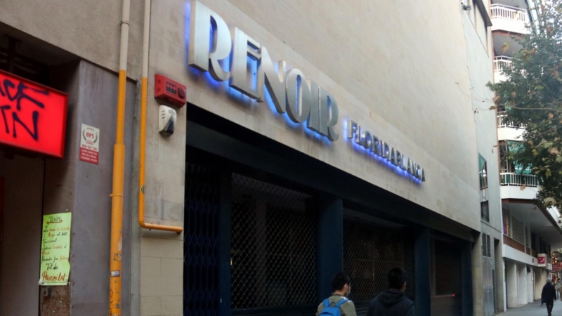 L'exterior del cinemes Renoir Floridablanca amb la persiana abaixada.