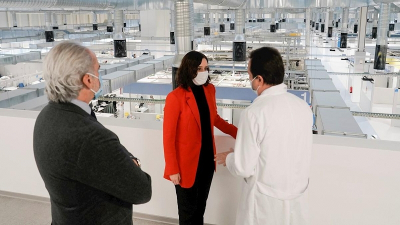 La presidenta de la Comunidad de Madrid, Isabel Díaz Ayuso, en una visita al Hospital Enfermera Isabel Zendal.