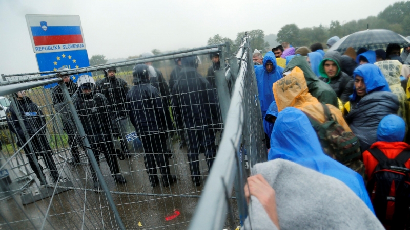 Fotografía de archivo de 2015 de cientos de migrantes agolpados en la frontera con Eslovenia debido al cierre de Hungría.