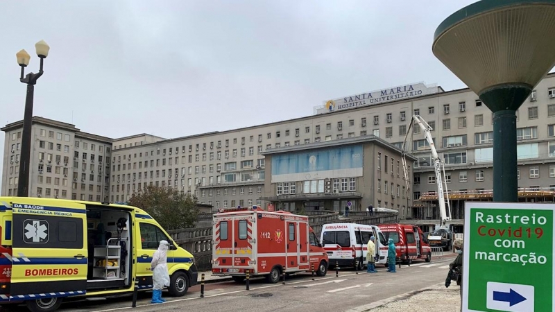 Filas de ambulancias con pacientes covid frente al hospital de Santa María, este miércoles, en Lisboa.
