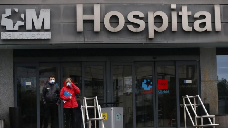 Una mujer con mascarilla pasa por delante del Hospital Clínico de Salamanca.