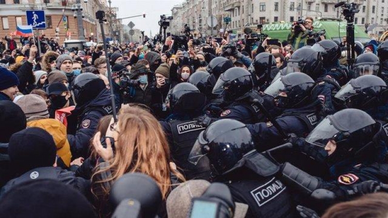 La Policía rusa se enfrenta a manifestantes en las calles de Moscú.