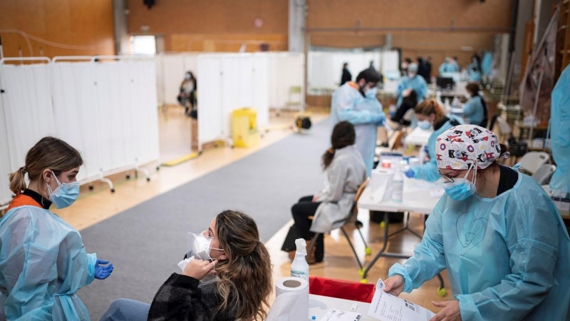 Varios jóvenes se someten a un test de antígenos en la Universidad de Alcalá de Henares.