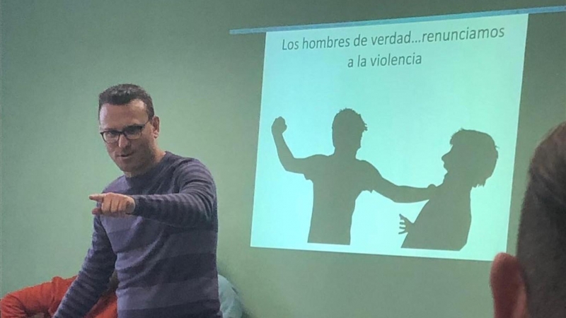 Argenio González Rodríguez, presidente de la Asociación de Hombres de Canarias por la Igualdad, impartiendo una charla sobre nuevas masculinidades.