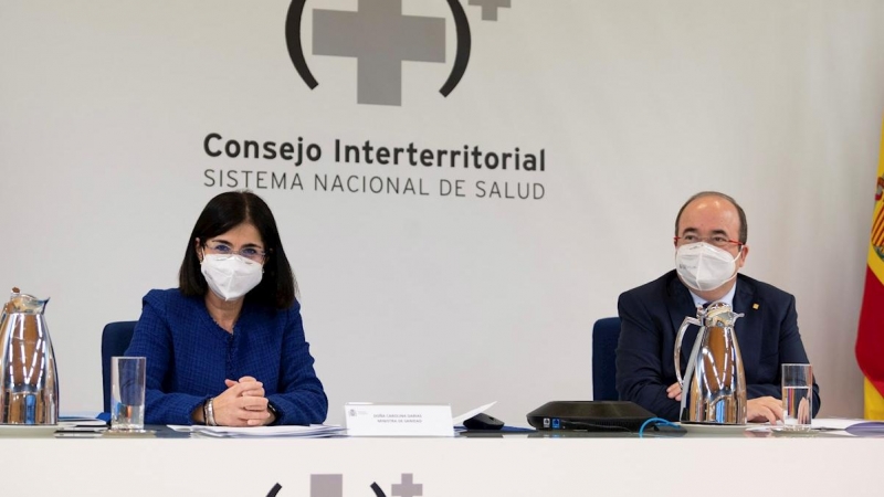 La ministra de Sanidad, Carolina Darias (i), y el ministro de Política Territorial, Miquel Iceta, presiden este jueves por primera vez en sus nuevos cargos el Consejo Interterritorial de Salud en Madrid.