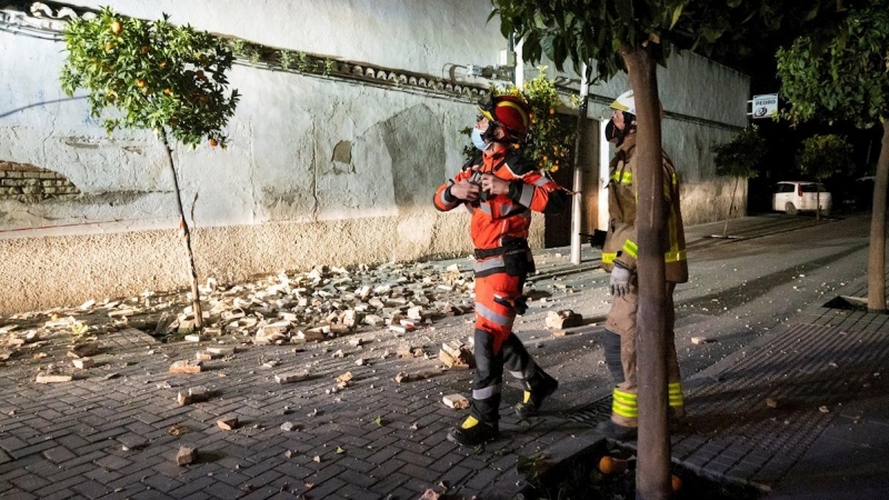 Bomberos durante una de sus varias actuaciones en el casco histórico de Santa Fe, en Granada.