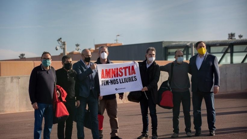 Los presos del procés sostienen una pancarta donde se lee 'Amnistía. Hagámonos libres' a su salida de la cárcel de Lledoners, Barcelona.