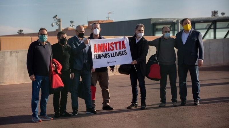 Los presos del procés sostienen una pancarta donde se lee 'Amnistía. Hagámonos libres' a su salida de la cárcel de Lledoners, Barcelona.