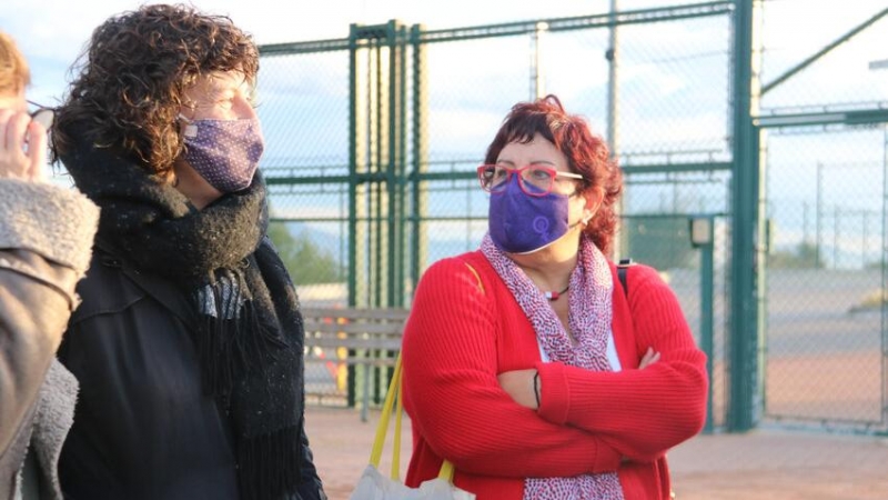 L'exconsellera de Treball Dolors Bassa parlant amb la consellera d'Agricultura, Teresa Jordà, a la sortida presó del Puig de les Basses de Figueres.