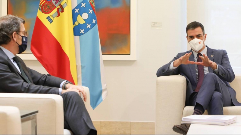 El presidente del Gobierno, Pedro Sánchez (d), conversa con el presidente de la Xunta de Galicia, Alberto Núñez Feijóo.