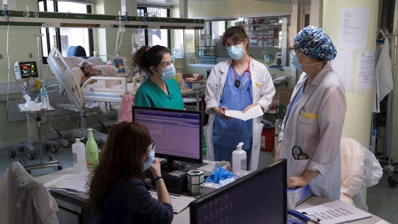 Doctoras y enfermeras durante una reunión para analizar la evolución de los enfermos de covid ingresados en la Unidad de Cuidados Intensivos este viernes en el Hospital Morales Meseguer de Murcia.