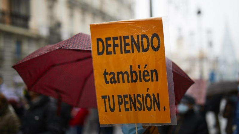 Un pensionista sujeta un cártel durante la manifestación en Madrid contra la privatización de las pensiones. E.P./Jesús Hellín