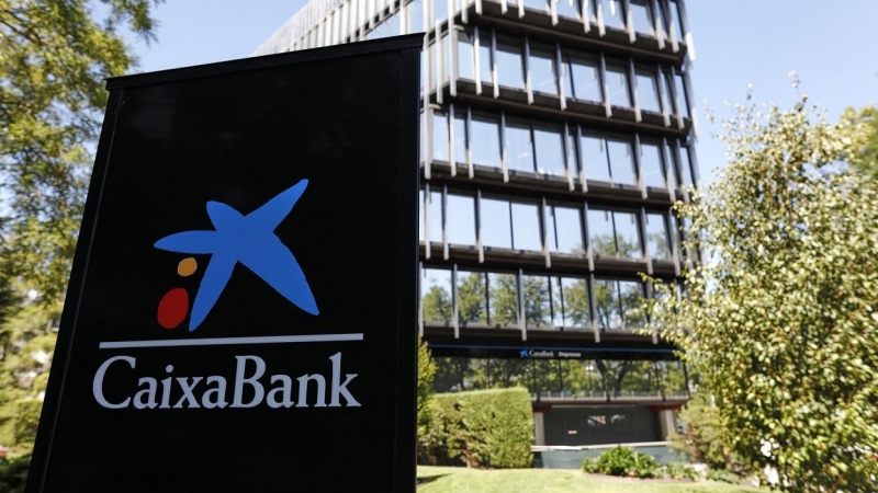 El logo de Caixabank delante de sus oficinas centrales en Madrid. E.P./Jesús Hellín