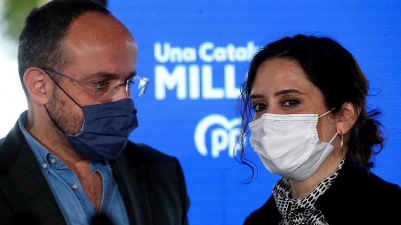 La presidenta de la Comunidad de Madrid, Isabel Díaz Ayuso (d), participa este sábado, junto al candidato del PPC a la presidencia de la Generalitat Alejandro Fernández (i), en un acto electoral en Barcelona.