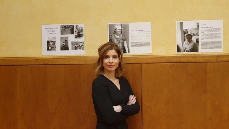 La secretaria de Estado de Migraciones, Hana Jalloul, en la inauguración de la exposición fotográfica Reflexiones desde mi balcón