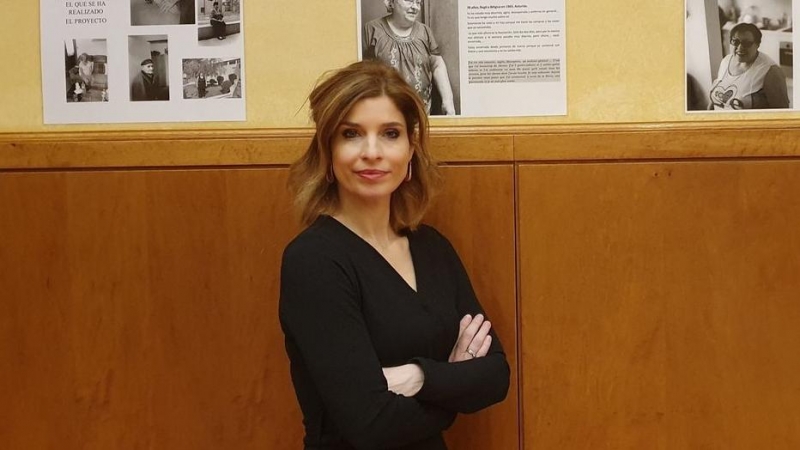 La secretaria de Estado de Migraciones, Hana Jalloul, en la inauguración de la exposición fotográfica Reflexiones desde mi balcón