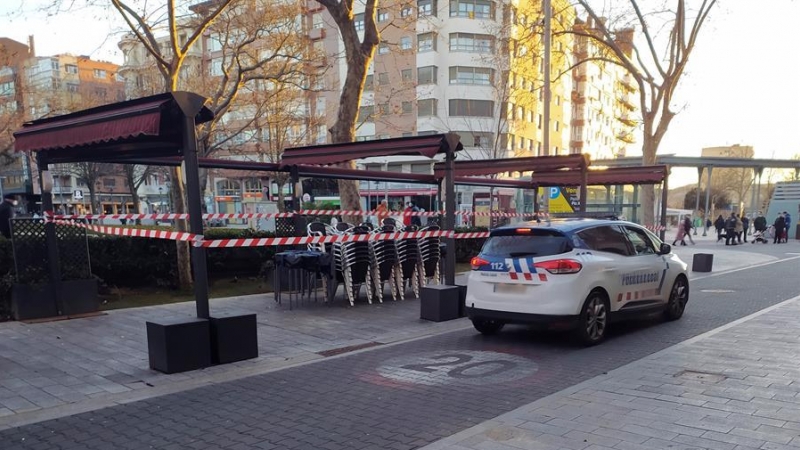 Pocos minutos después de las 18.00 horas, la Policía Local de Palencia vigila el cumplimiento del cierre de las terrazas de hostelería hoy domingo.