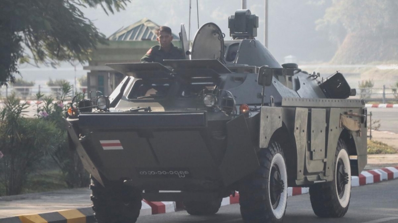 Un vehículo militar en un 'checkpoint' en las inmediaciones del Congreso, en Naipyidó.