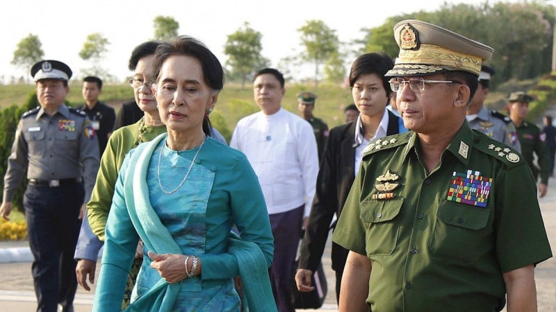 Fotografía de archivo de mayo de 2016 de la líder del país, Aung San Suu Kyi, junto al jefe de las Fuerzas Armadas, Min Aung Hlaing.