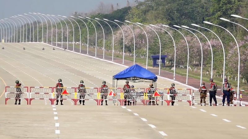 Varios soldados bloquear la carretera que conduce al Parlamento de Myanmar.