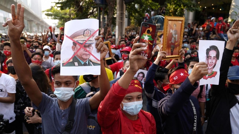 Protesta contra el golpe de Estado frente a la embajada de Myanmar en Bangkok, Tailandia.