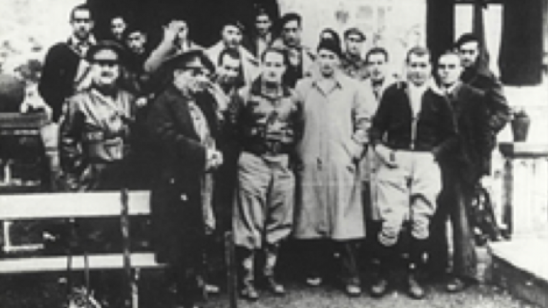 Frente de Villareal (Araba). Novoa (3º der.) con diversos oficiales del Ejército de Euskadi, el lehendakari (ctro.) y el agregado de la embajada rusa (gabardina). Fondo Blasco (EAH).