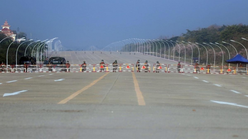 Un cordón militar bloquea la carretera que lleva al Parlamento.